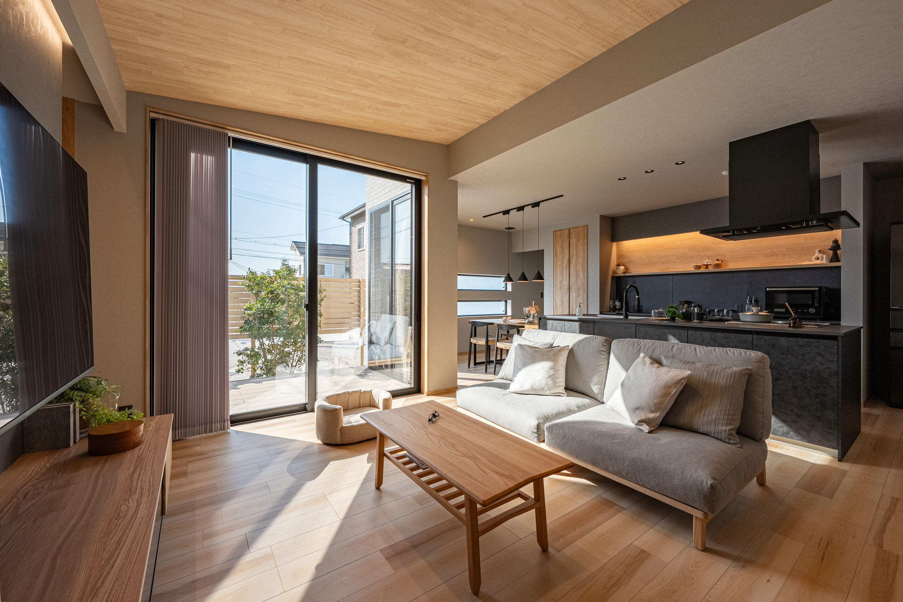 ワンフロアで、ずっと心地良く。
子育てにも老後にも寄り添う、平屋の家。